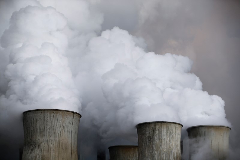 © Reuters. FILE PHOTO: Steam rises from the cooling towers of the coal power plant of RWE in Niederaussem, Germany