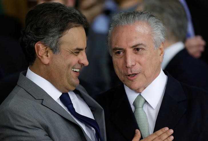 © Reuters. Temer e Aécio Neves no Palácio do Planalto