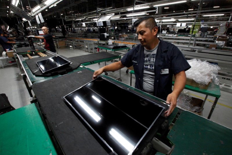 © Reuters. FILE PHOTO: An employee works at an LED TV assembly line at a factory that exports to the U.S. in Ciudad Juarez