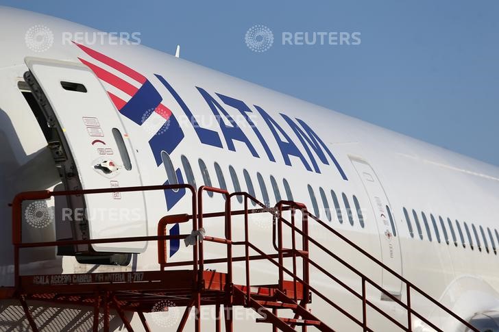 © Reuters. Avião da LATAM Airlines no Aeroporto Internacional de Santiago, Chile