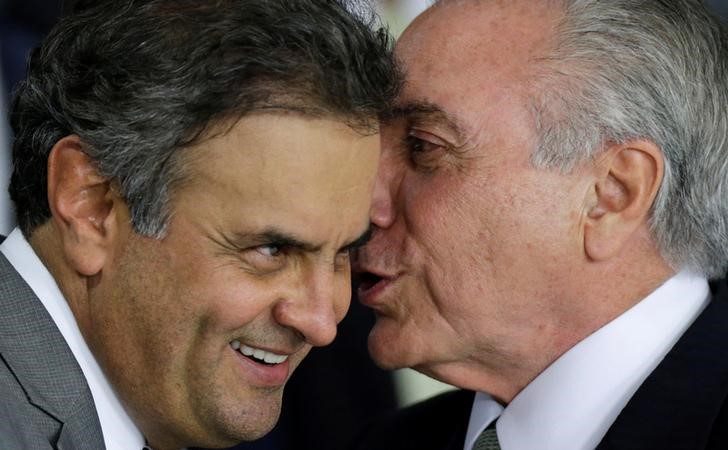 © Reuters. O presidente brasileiro Michel Temer (à direita) com o senador Aécio Neves no Palácio do Planalto, em Brasília