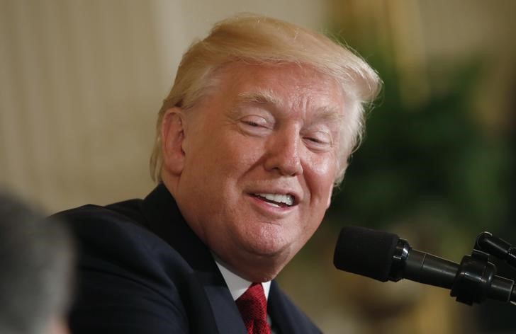 © Reuters. El presidente de los Estados Unidos, Donald Trump, revisa al presidente colombiano Juan Manuel Santos  durante una conferencia de prensa conjunta en la Casa Blanca en Washington, Estados Unidos.