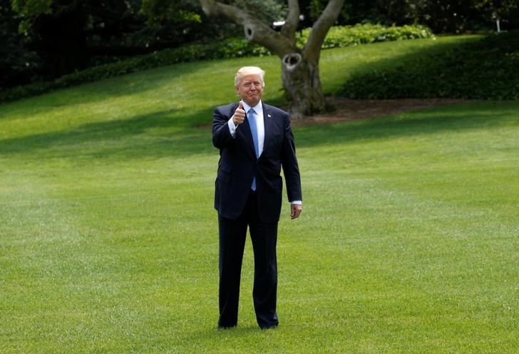 © Reuters. U.S. President Trump stops to give a thumbs up as he departs the White House to embark on a trip to the Middle East and Europe, in Washington