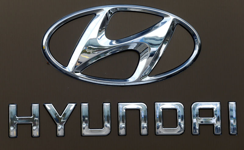 © Reuters. FILE PHOTO - Logo of South Korean car manufacturer Hyundai is seen in Dietlikon