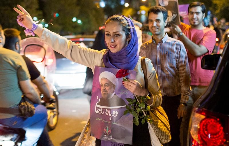 © Reuters. Los iraníes, demandando un cambio, otorgan una rotunda victoria a Rouhani