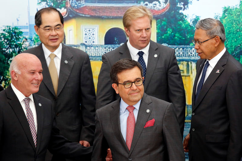 © Reuters. Trade ministers pose for a group photo during the APEC MRT 23 meeting in Hanoi