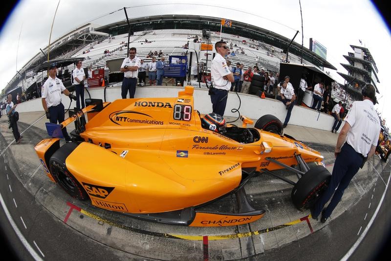 © Reuters. Fernando Alonso lanza una advertencia en el "viernes rápido" de Indianápolis