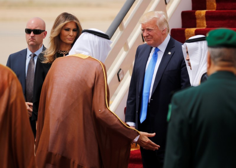 © Reuters. Saudi Arabia's King Salman bin Abdulaziz Al Saud welcomes U.S. President Donald Trump and first lady Melania Trump during a reception ceremony in Riyadh