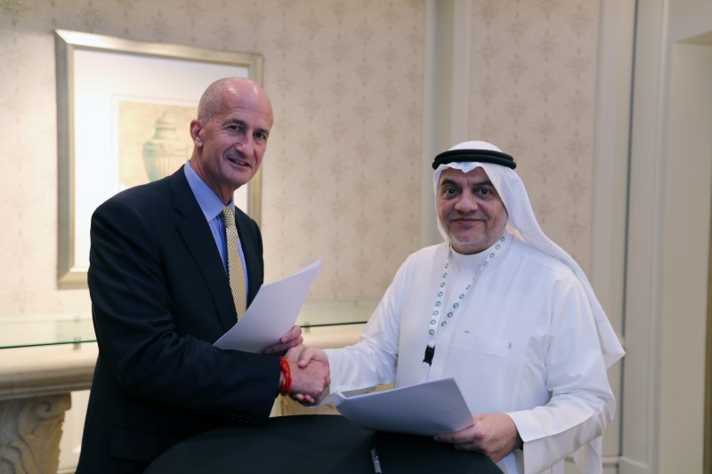 © Reuters. Vice Chairman of General Electric, John Rice and Saudi Governor of Small & Medium Enterprises, Ghassan Ahmed Al Sulaiman pose for photos at the Saudi-US CEO Forum 2017 ahead of the arrival of the U.S. President Donald Trump, in Riyadh