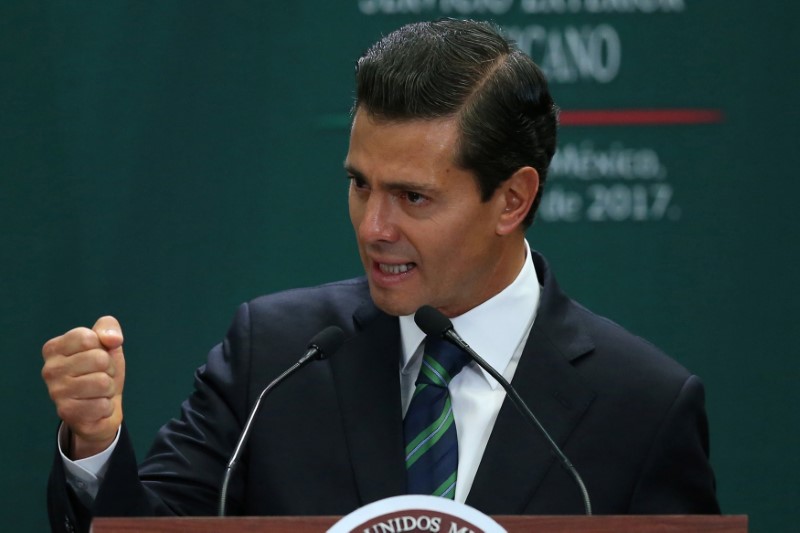 © Reuters. Mexico's President Enrique Pena Nieto delivers a speech during an event to recognize the contributions made by members of the Mexican foreign service, in Mexico City