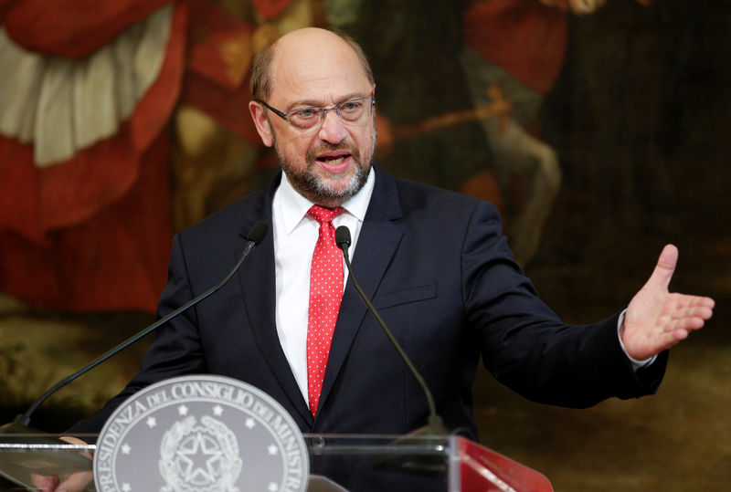 © Reuters. FILE PHOTO - Germany's Social Democratic Party candidate for chancellor Schulz talks during a news conference at Chigi Palace in Rome