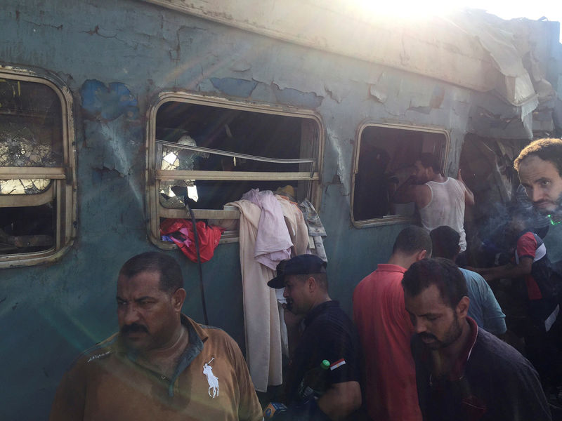 © Reuters. النيابة المصرية تأمر بحبس سائقي قطاري حادث الإسكندرية الدامي 15 يوما