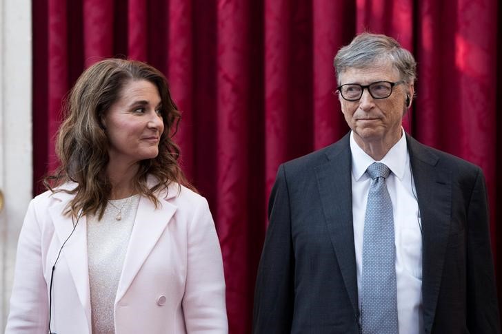 © Reuters. FILE PHOTO - Philanthropist and co-founder of Microsoft, Bill Gates and his wife Melinda listen to the speech by French President Francois Hollande, prior to being awarded Commanders of the Legion of Honor at the Elysee Palace in Paris