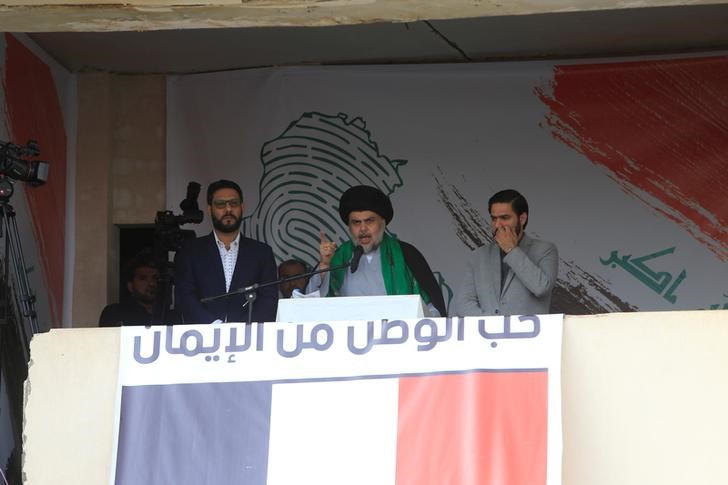 © Reuters. FILE PHOTO - Iraqi Shi'ite cleric Moqtada al-Sadr speaks during a protest against corruption and informs his followers about his will at Tahrir Square in Baghdad