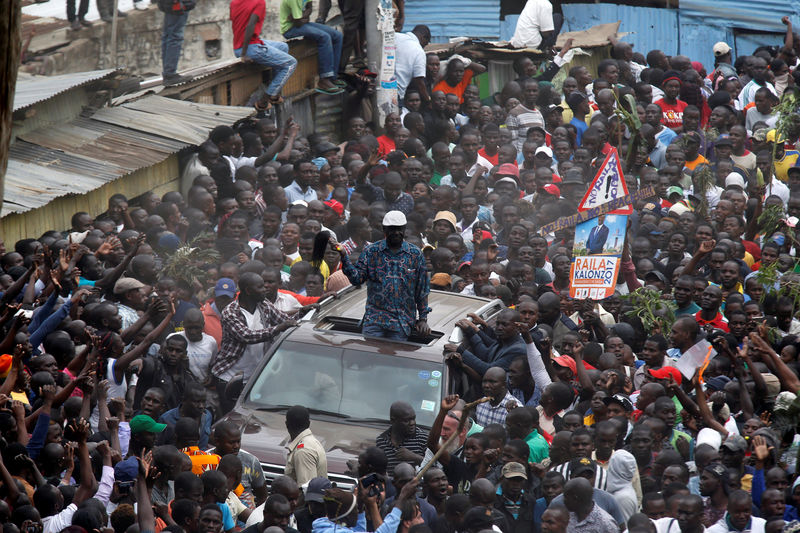 © Reuters. Opposition leader Raila Odinga greets supporters in Nairobi