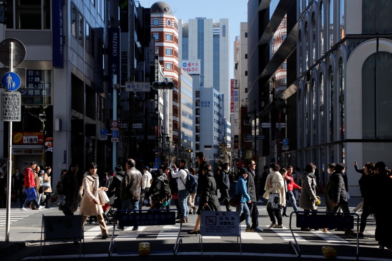 © Reuters. People walk on a street at Tokyo's Ginza shopping district