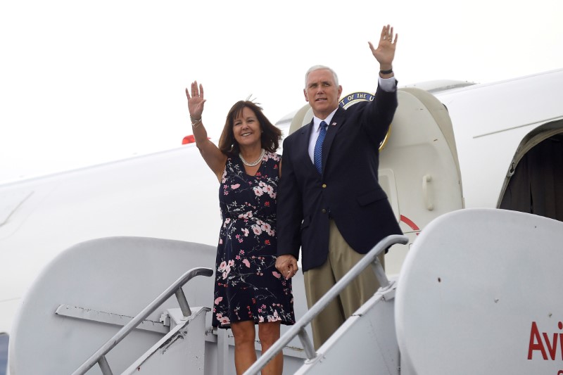 © Reuters. U.S. Vice President Mike Pence and wife Karen arrive in Cartagena, Colombia