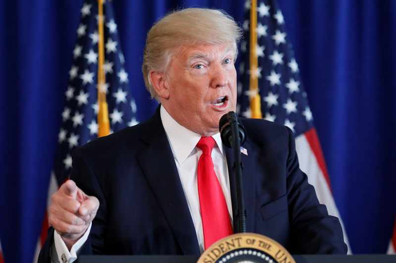 © Reuters. Trump delivers remarks before signing the Veterans Affairs Choice and Quality Employment Act at Trump's golf estate in Bedminster, New Jersey