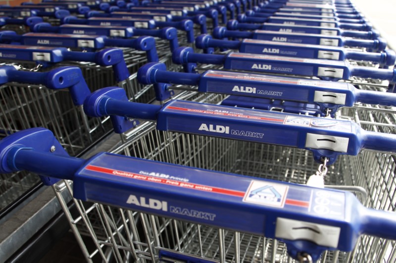 © Reuters. Shopping trolleys are pictured outside an Aldi supermarket in Berlin