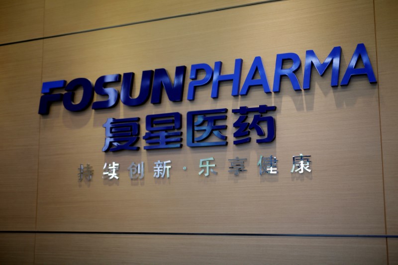 © Reuters. A company logo is pictured at the headquarters of Shanghai Fosun Pharma Group in Shanghai