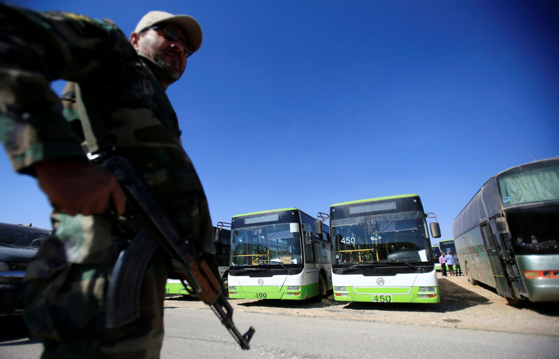 © Reuters. تلفزيون: بدء إجلاء سوريين بينهم مقاتلو معارضة من لبنان إلى سوريا