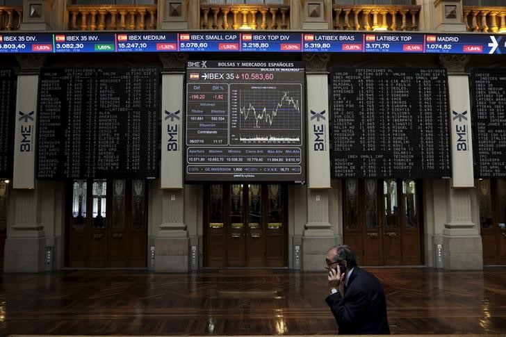 © Reuters. Трейдер на фондовой бирже Мадрида