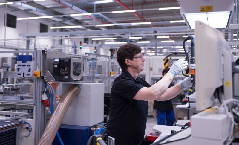 © Reuters. Employees work in Daimler first battery factory prior to the beginning of the ground breaking ceremony for the second battery factory at Daimler subsidiary ACCUMOTIVE in Kamenz