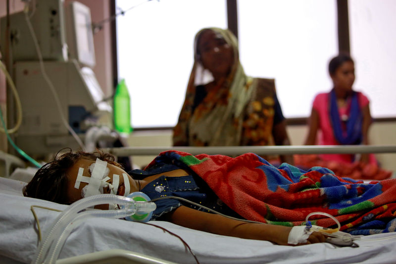 © Reuters. A child is seen in the Intensive care unit in the Baba Raghav Das hospital in Gorakhpur district