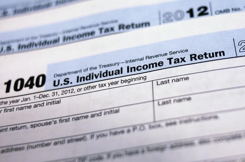 © Reuters. FILE PHOTO: U.S. 1040 Individual Income Tax forms are seen in New York