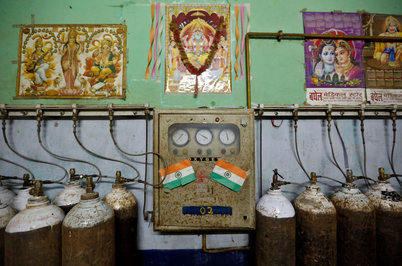 © Reuters. الهند تزود مستشفى بمعدات الأكسجين بعد تصاعد الغضب لوفيات الأطفال