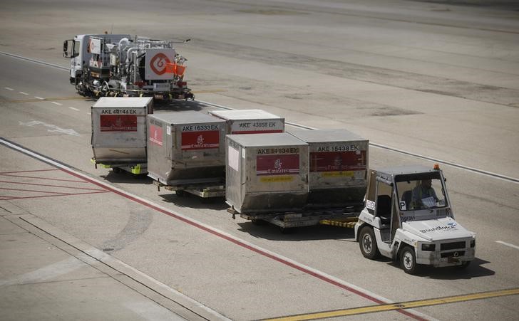 © Reuters. Workers service transport containers at Lisbon's airport