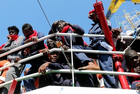 © Reuters. FILE PHOTO: Migrants waits to disembark from the Vos Hestia ship as they arrives in the Crotone harbour, Italy, after being rescued by 