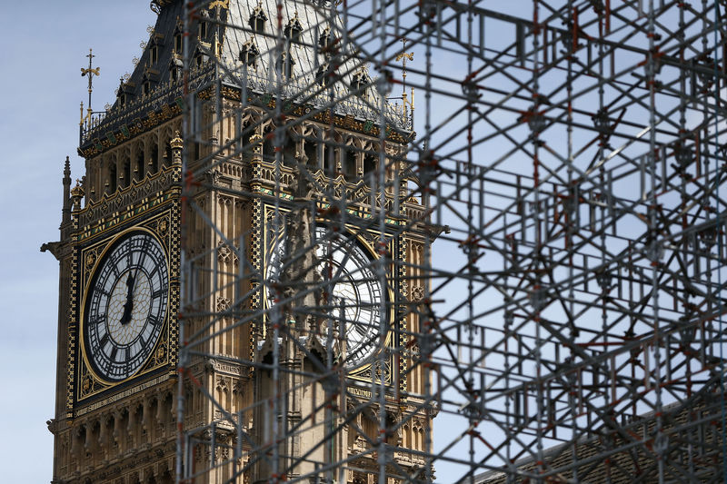 © Reuters. Torre Elizabeth, que abriga o sino "Big Ben", vista por cima das Casas do Parlamento, em Londres