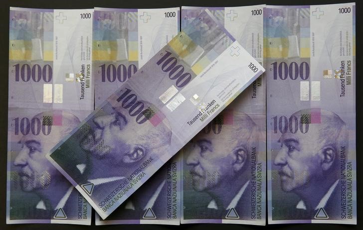 © Reuters. Банкноты валюты швейцарский франк