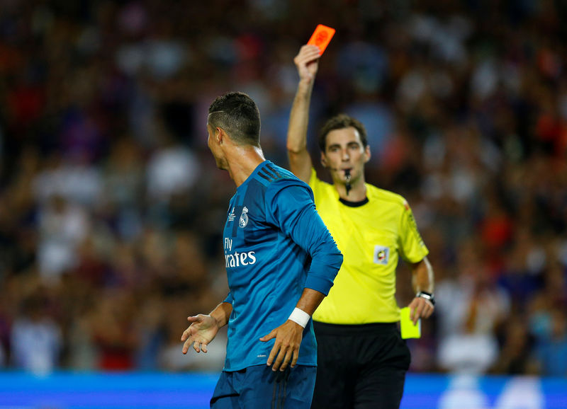 © Reuters. ايقاف رونالدو خمس مباريات لدفعه الحكم في السوبر الاسباني