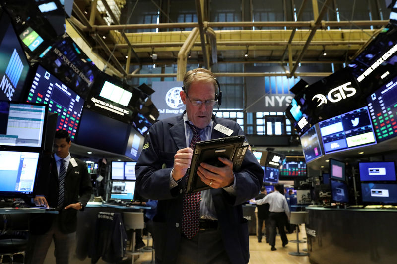© Reuters. Трейдер на торгах Нью-Йоркской фондовой биржи