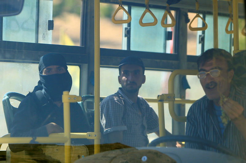 © Reuters. Saraya Ahl al-Sham fighters sit in a bus in Jroud Arsal, near Syria-Lebanon border