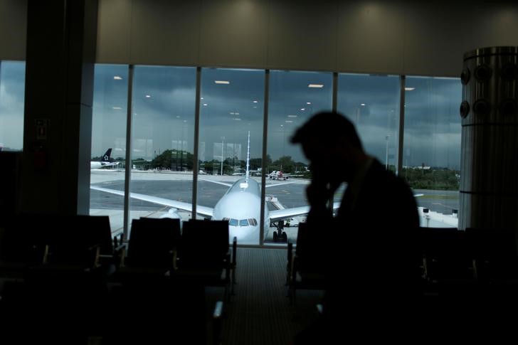 © Reuters. Homem passa por terminal do Aeroporto Internacional Galeão, no Rio de Janeiro