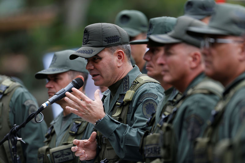 © Reuters. Venezuela's Defense Minister Padrino Lopez gestures during a news conference in Caracas