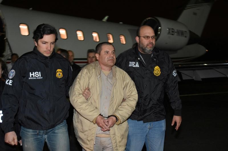 © Reuters. Mexico's top drug lord Joaquin "El Chapo" Guzman is escorted as he arrives at Long Island MacArthur airport in New York