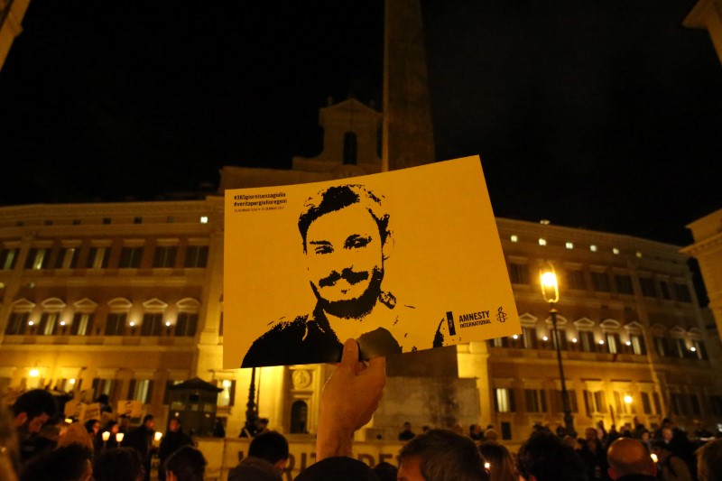 © Reuters. A man holds a placard during a vigil to commemorate Giulio Regeni, who was found murdered in Cairo a year ago, in downtown Rome