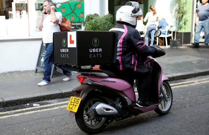 © Reuters. Motorista do UberEATS pilota moto em Londres, Inglaterra