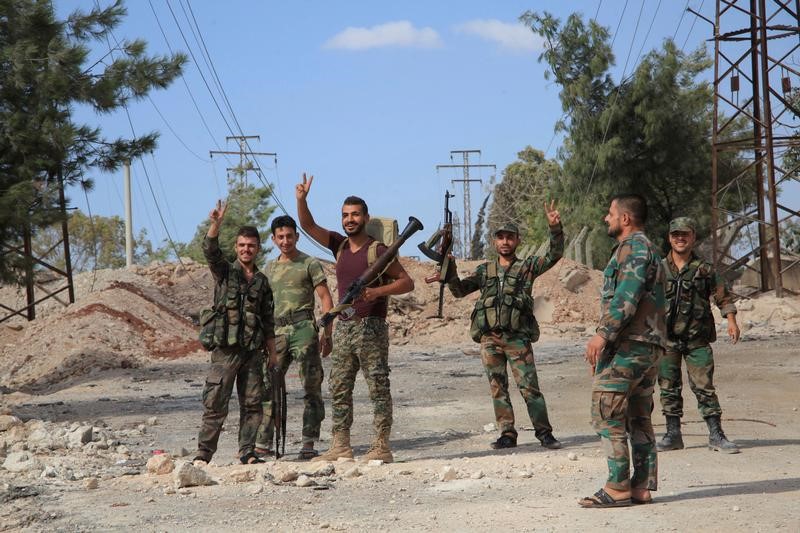 © Reuters. الجيش السوري يقترب من تطويق الدولة الإسلامية في البادية