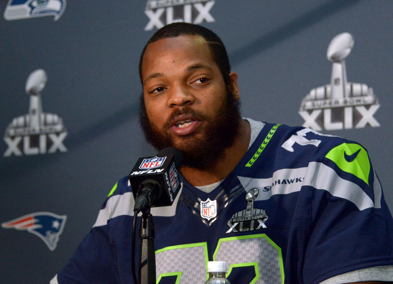 © Reuters. FILE PHOTO - Seattle Seahawks defensive end Michael Bennett at press conference at Arizona Grand in advance of Super Bowl XLIX in Phoenix