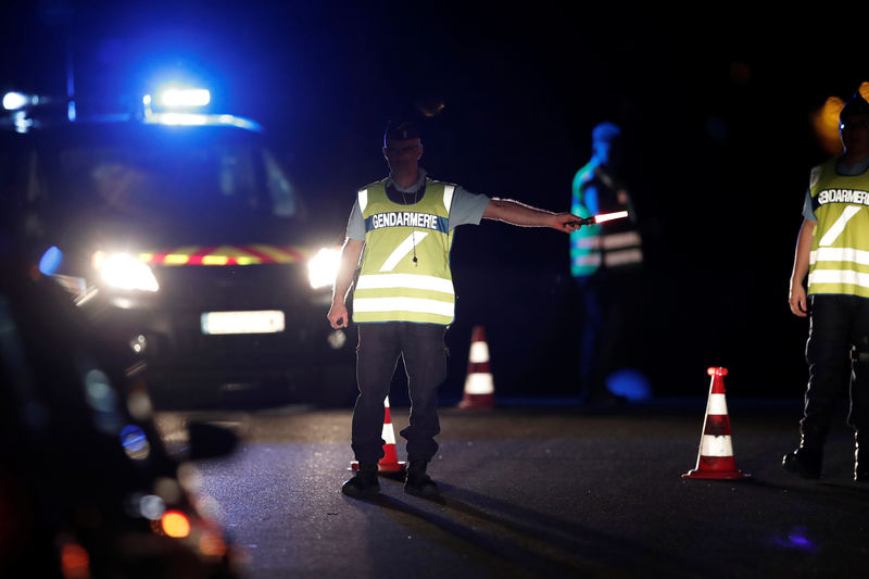 © Reuters. Policiais franceses isolam local onde carro invadiu pizzaria em Sept-Sorts