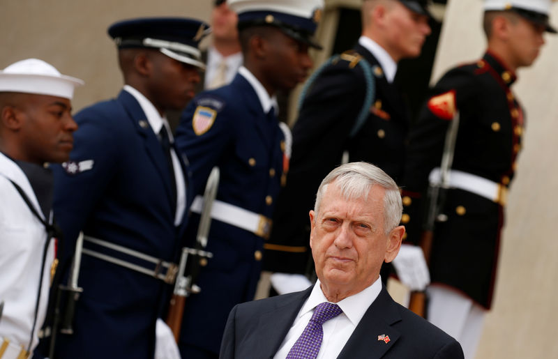 © Reuters. Mattis participa de cerimônia do Pentágono em Arlington