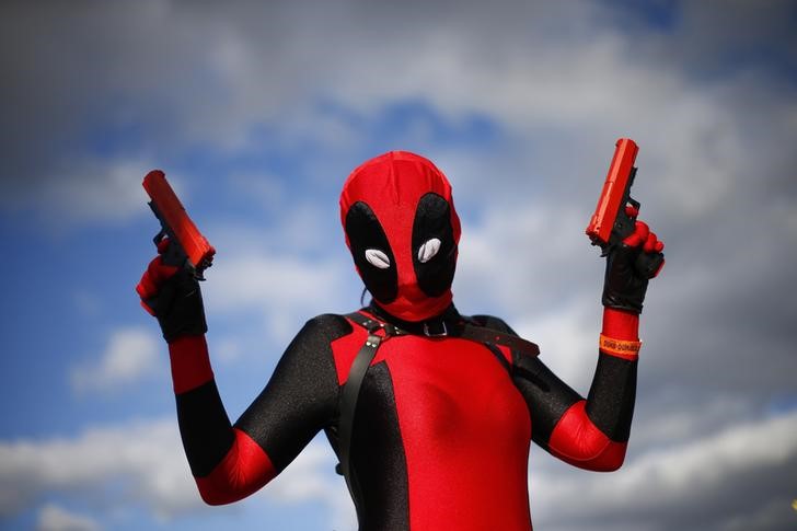 © Reuters. Mulher vestida de "Deadpool" posa no Comic Con em Londres