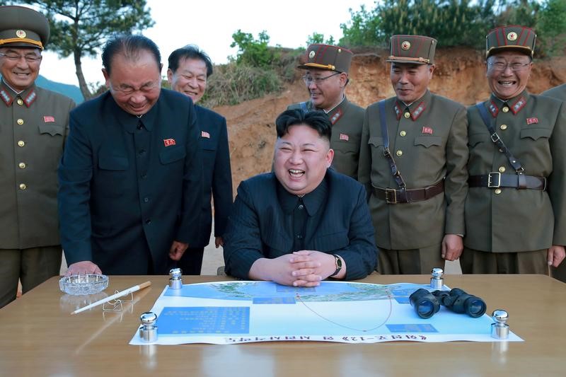 © Reuters. وكالة: زعيم كوريا الشمالية تسلم تقرير الجيش بشأن إطلاق صواريخ تجاه جوام