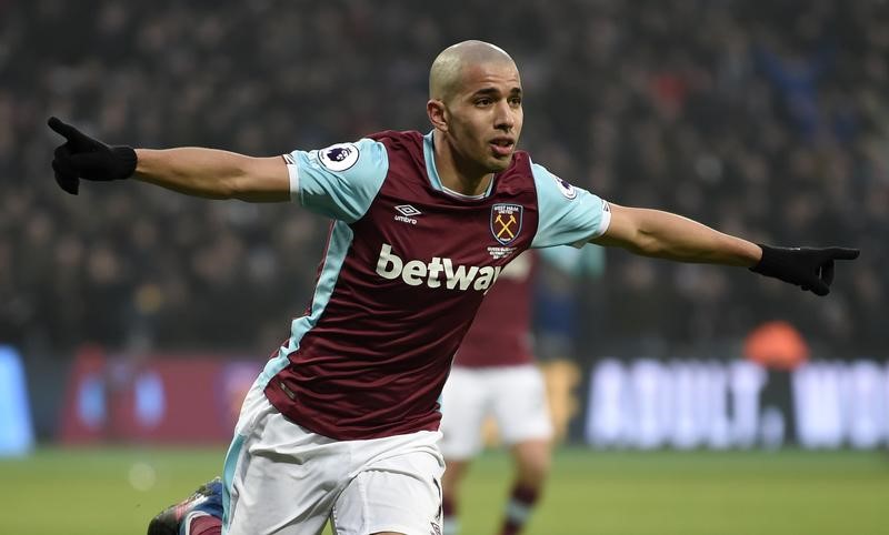 © Reuters. FILE PHOTO - West Ham United's Sofiane Feghouli celebrates scoring their first goal