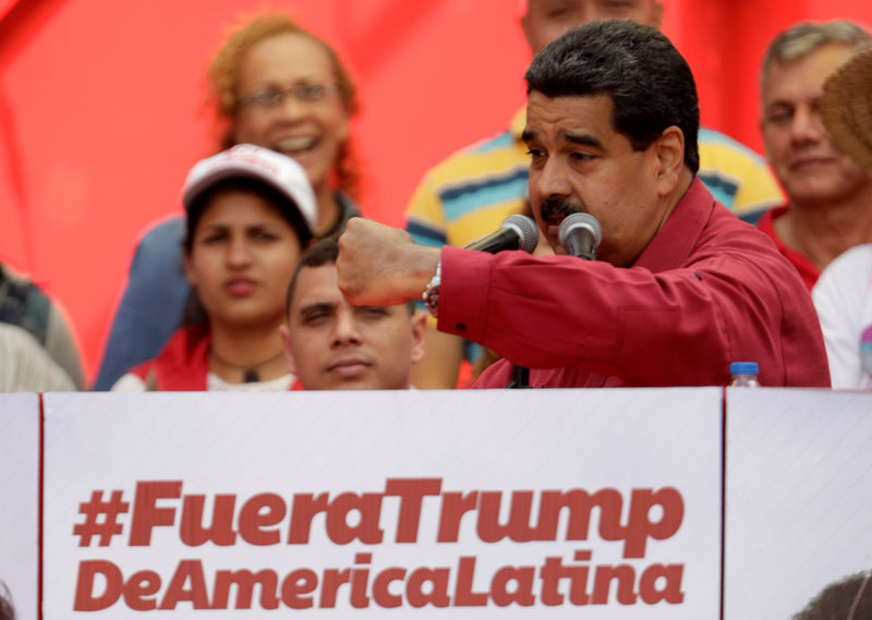 © Reuters. Presidente venezuelano, Nicolás Maduro, discursa em comício em Caracas